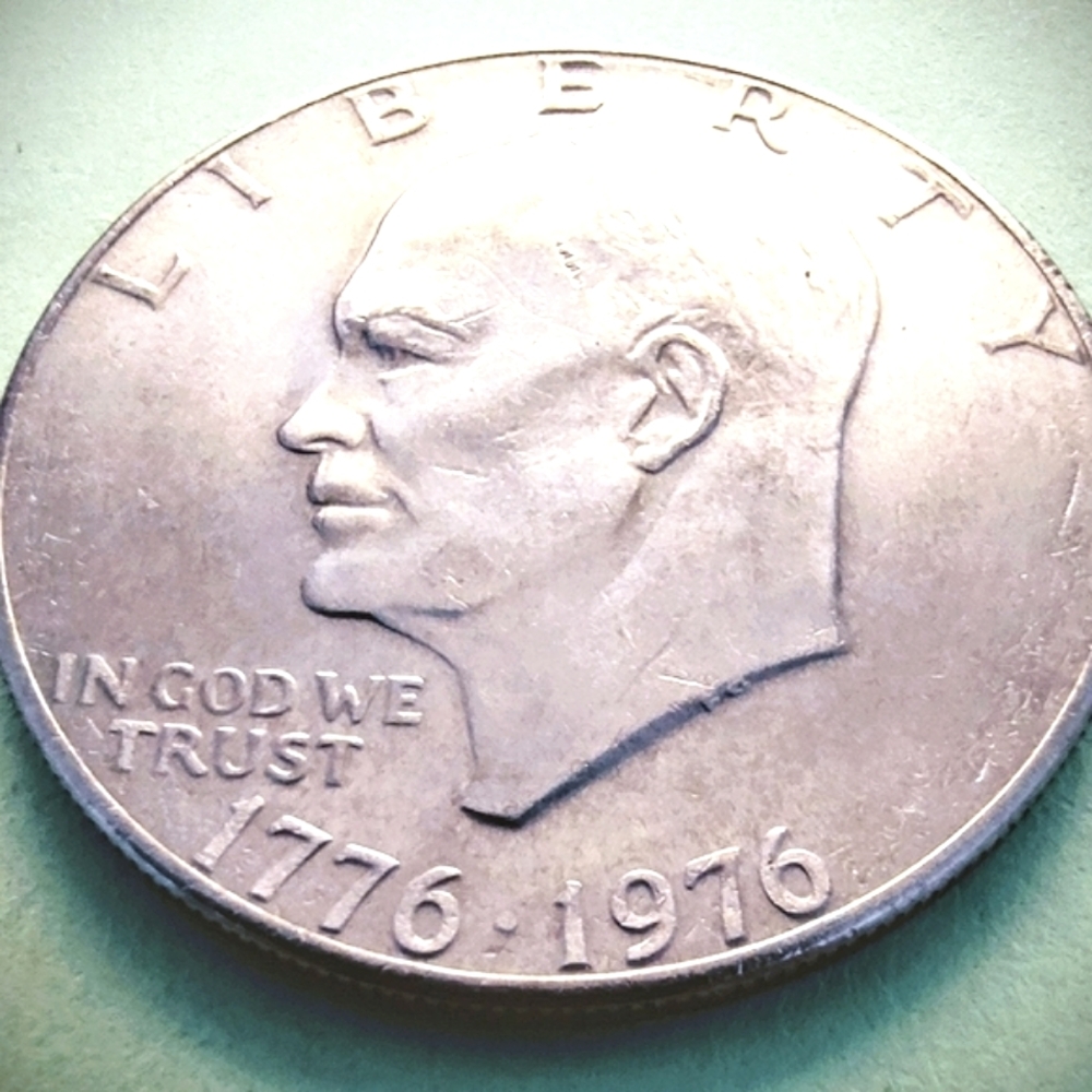 1976-P Bicentennial Eisenhower Dollar Coin In very Good Circulated Condition.